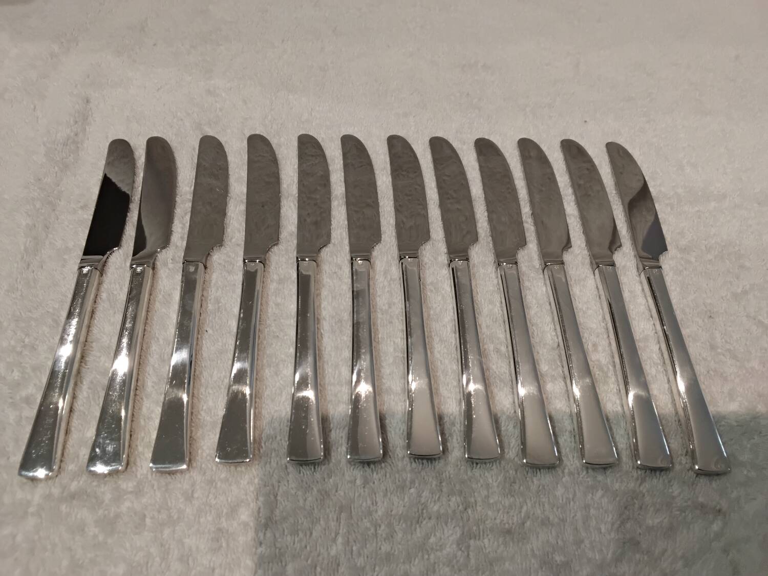 12 silver-plated dessert knives by Christofle Concorde, 19cm
