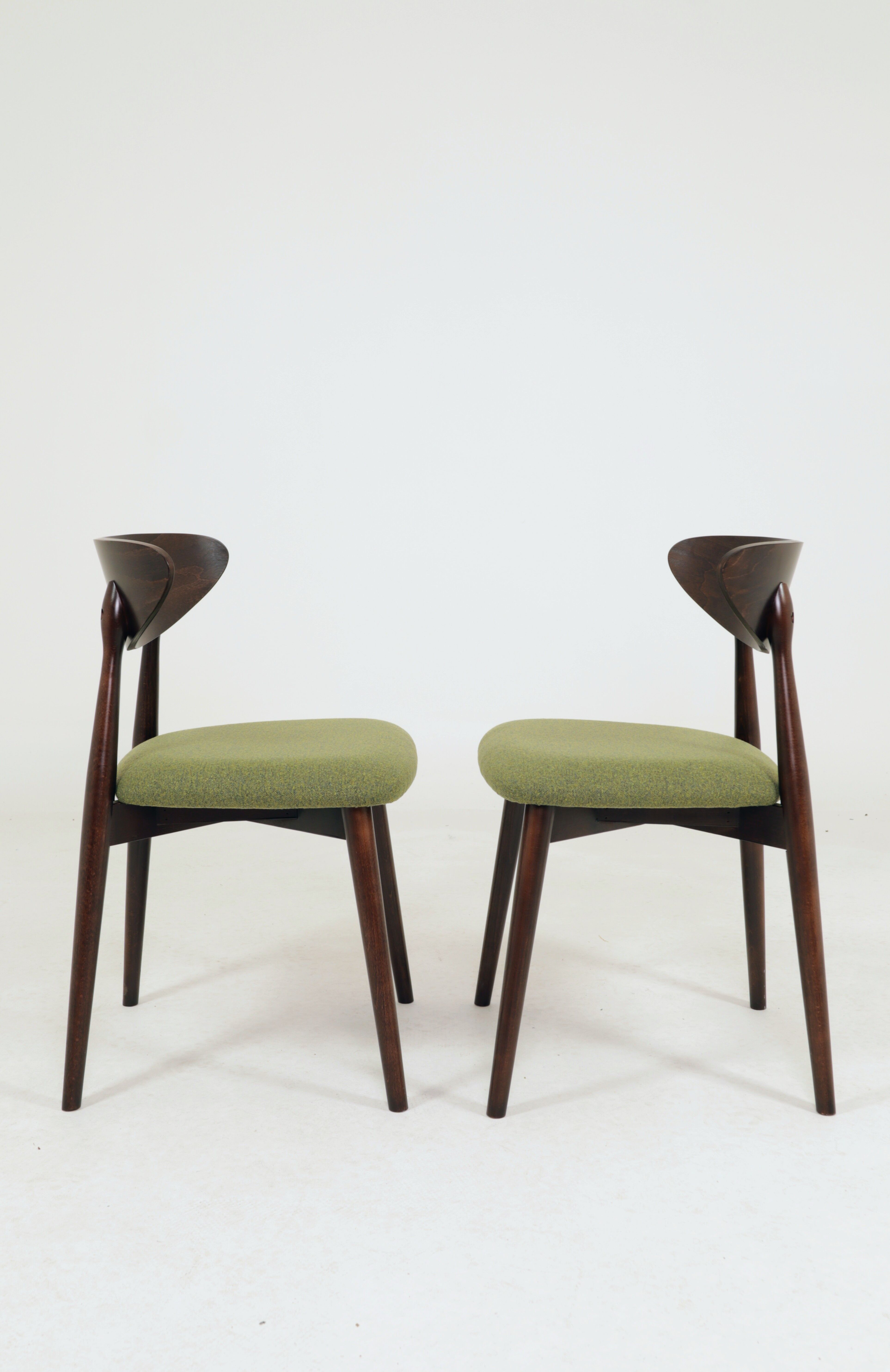 Ensemble de 4 chaises de salle à manger, bouclè vert avocat et bois foncé.