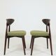Ensemble de 4 chaises de salle à manger, bouclè vert avocat et bois foncé.