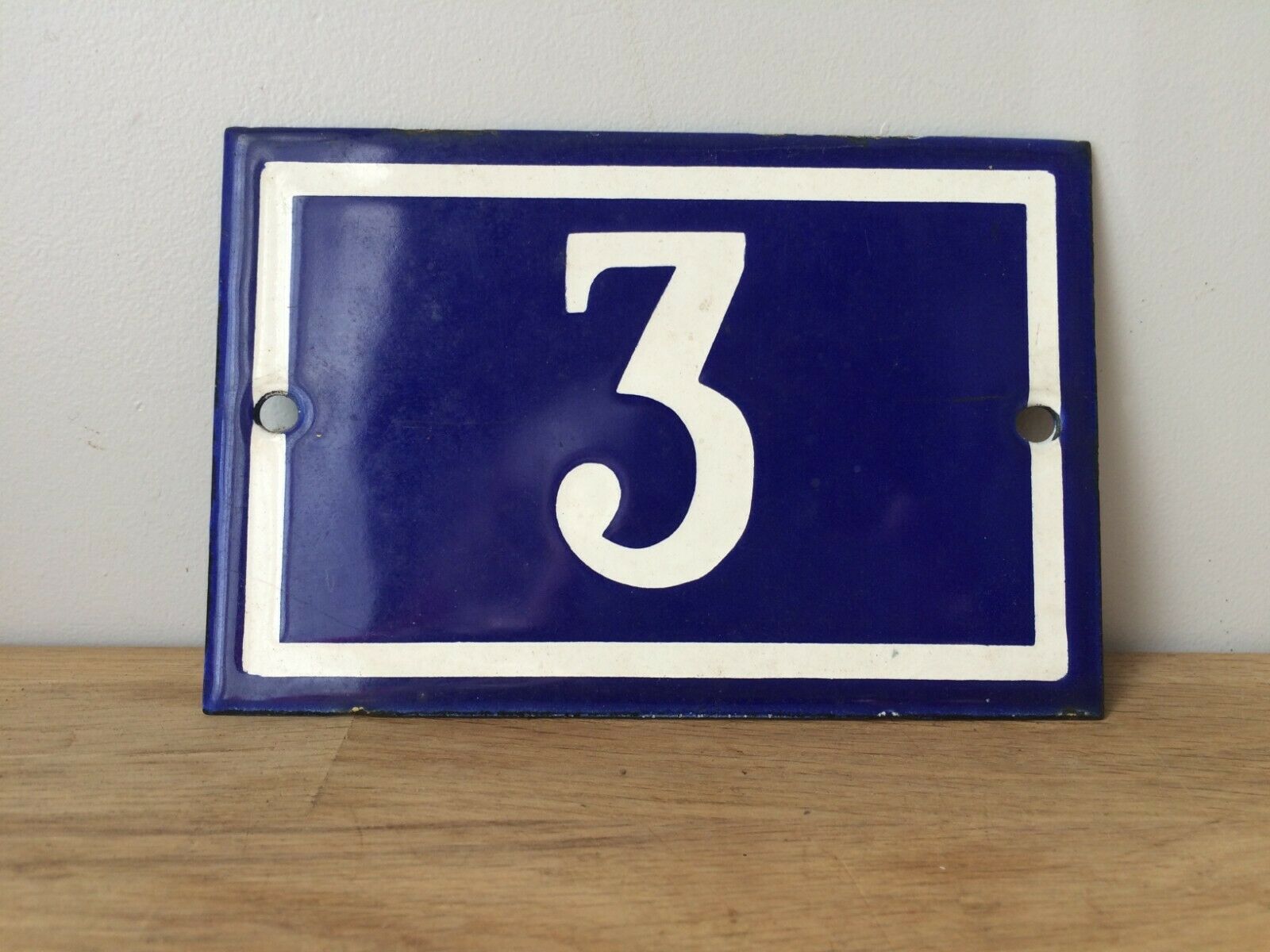 Enamelled plaque street number 3
