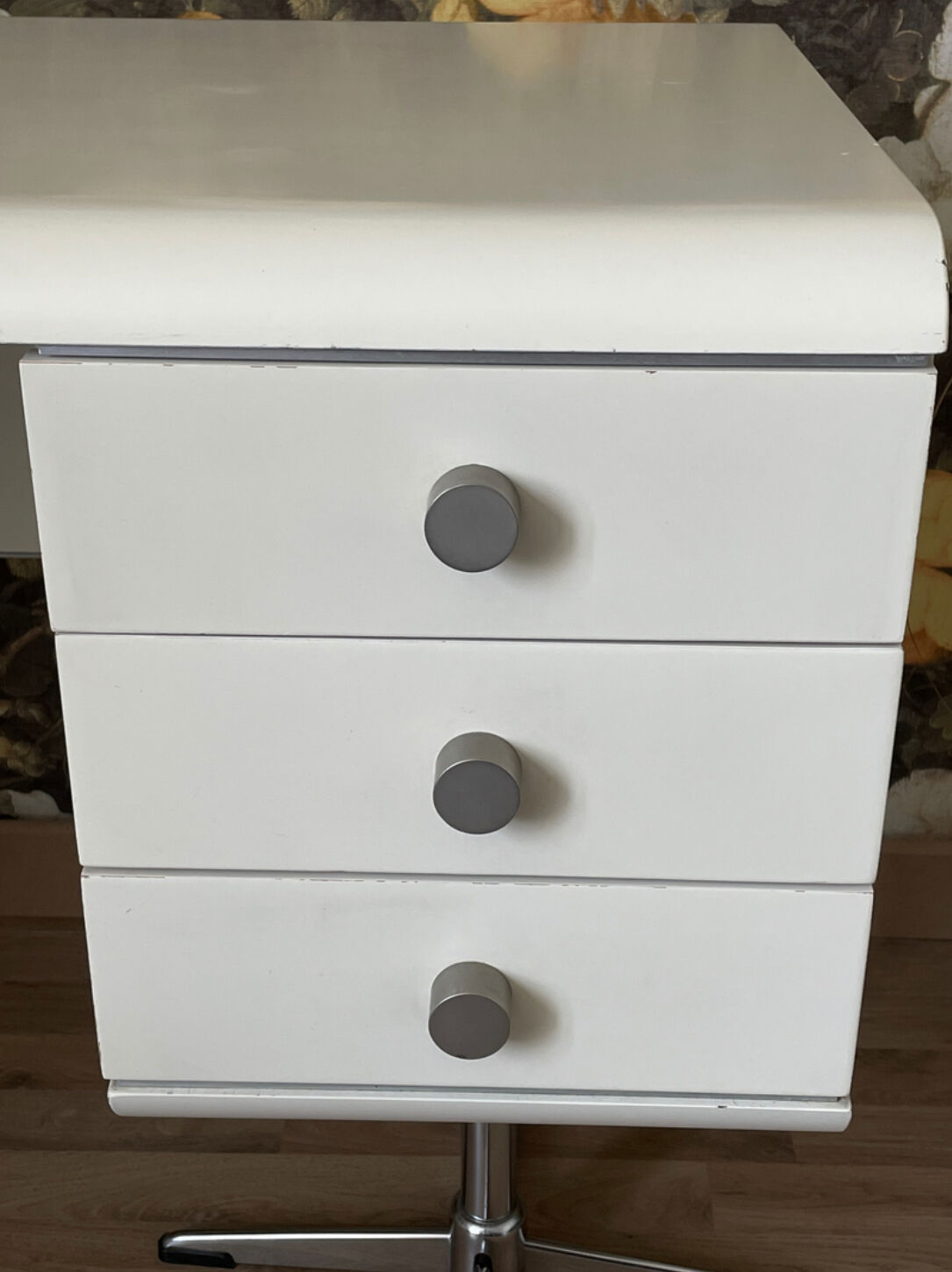 White laqué desk, year 70