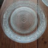 Lot d'assiettes anciennes en verre moulé