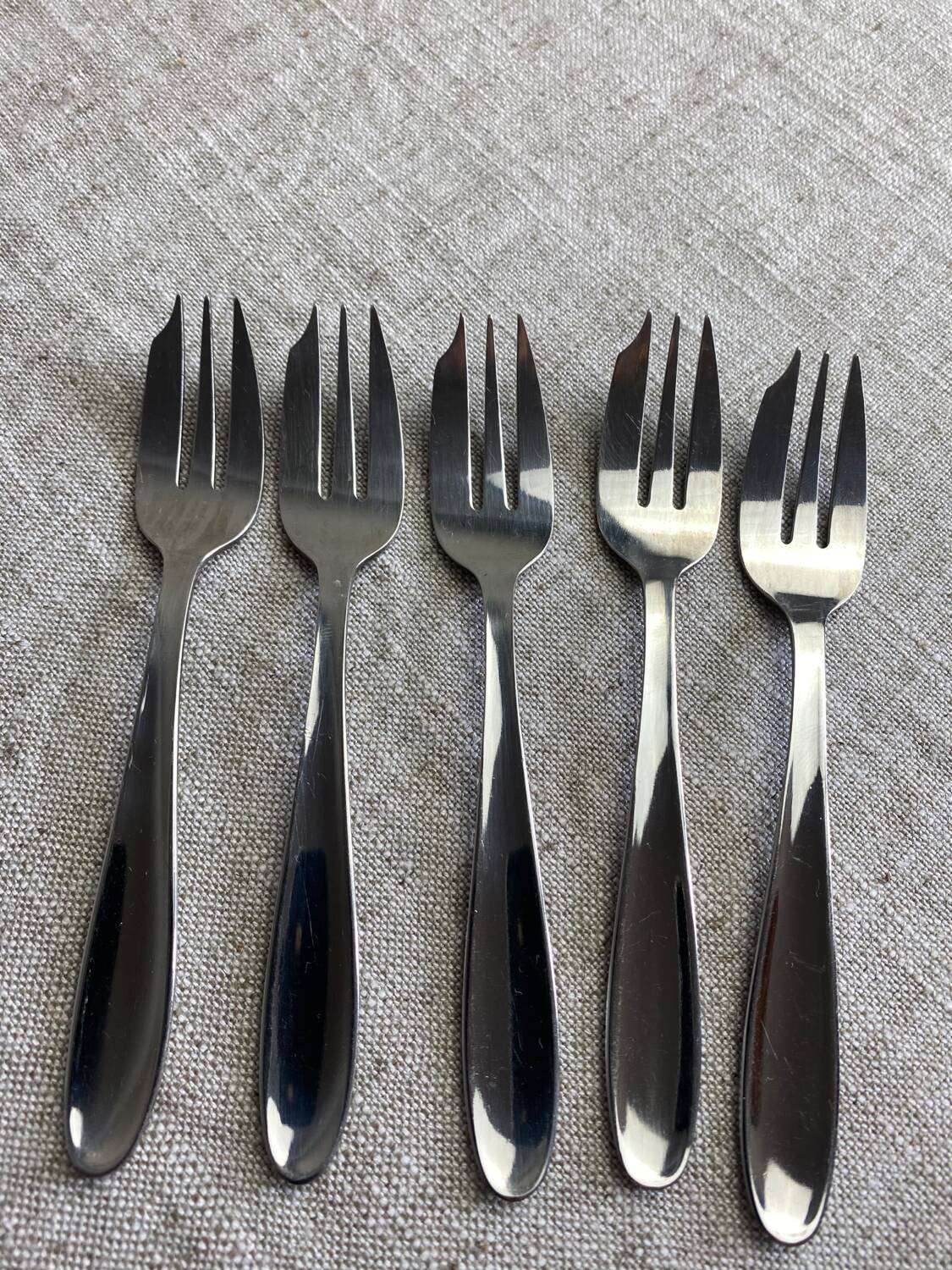 Douze fourchettes à dessert dans leur coffret