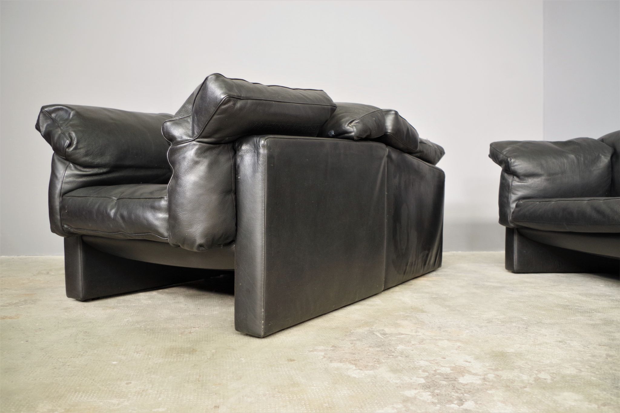 Moroso sofa set and armchairs in black leather, 1984