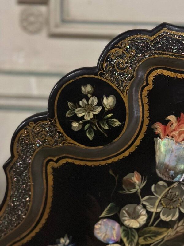 Guéridon Napoléon III, plateau basculant en bois noirci, décor burgauté de fleurs et d’oiseaux