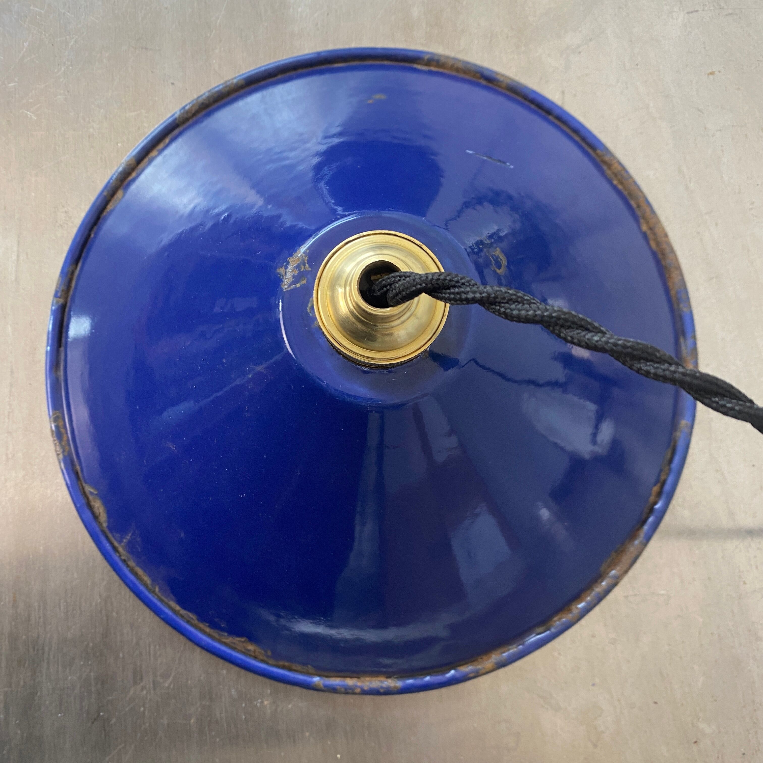 Lot 2 conical enamelled suspensions