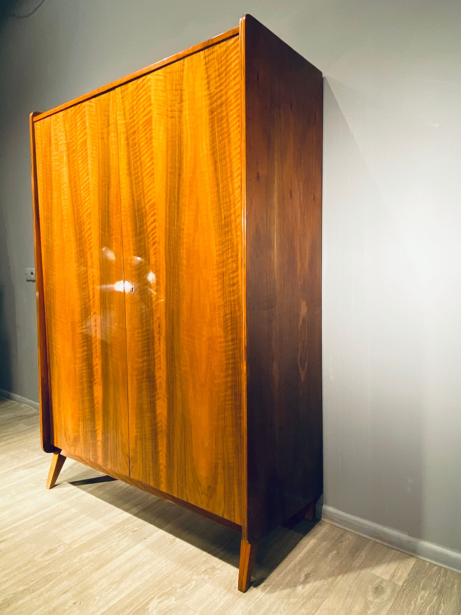 Armoire deux portes Bernie Tatra vintage 60