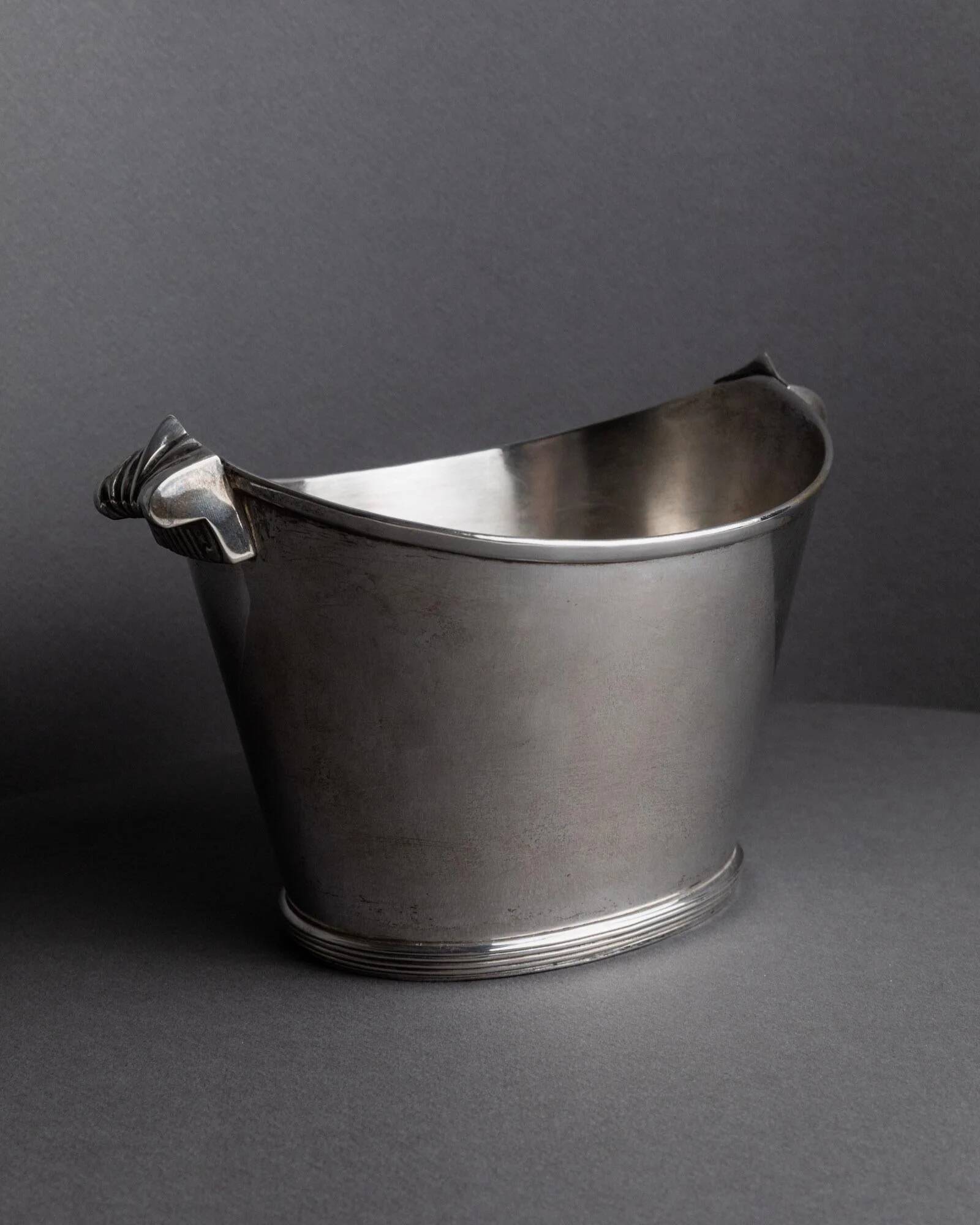 Seau à champagne vintage des années 1940 en métal argenté, forme classique pour vin ou boissons, décoration de bar rétro, style intemporel, idée cadeau élégante