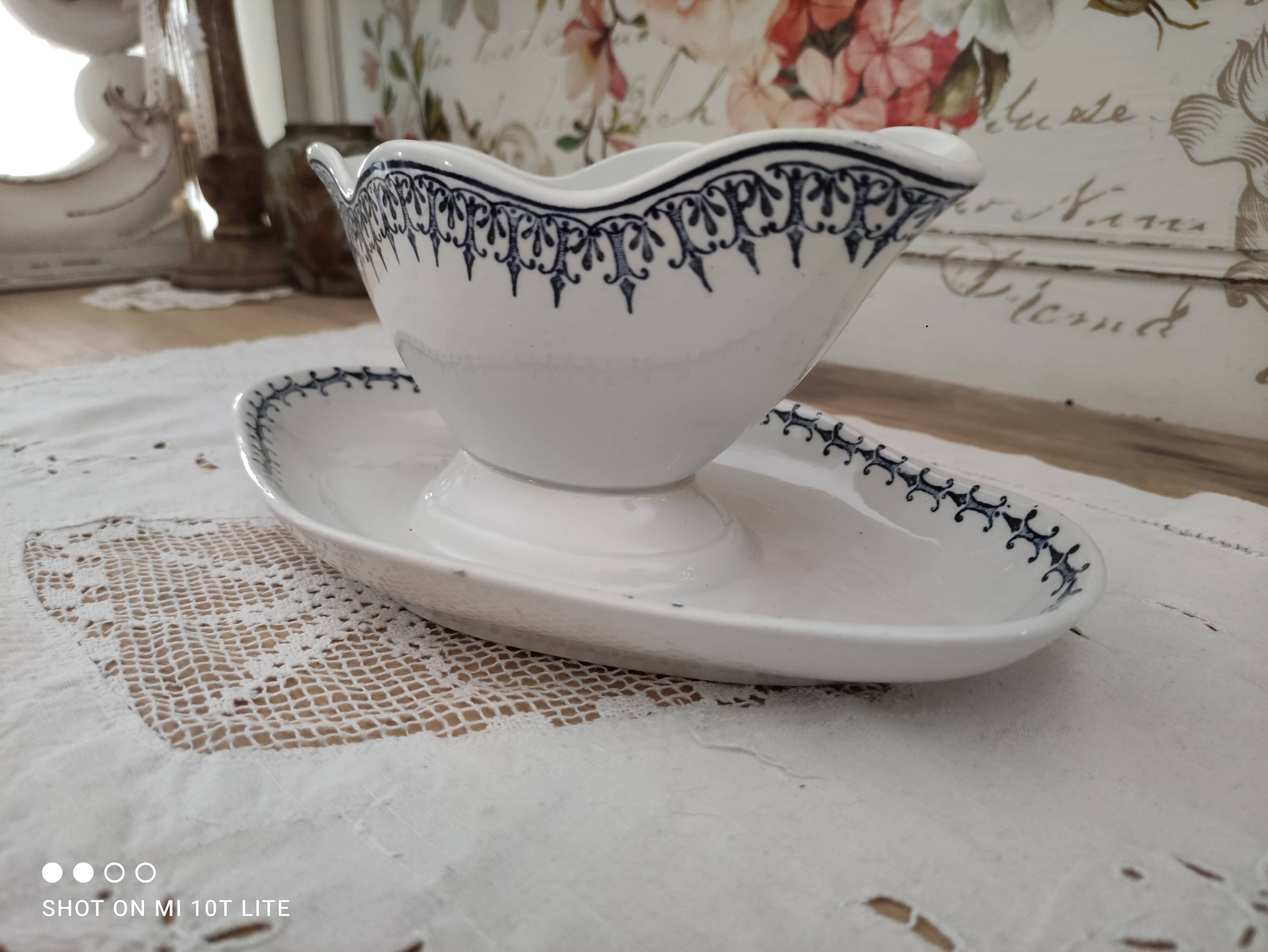 Saucière sur dormant Saint-Amand decoration frieze arabesques bleues