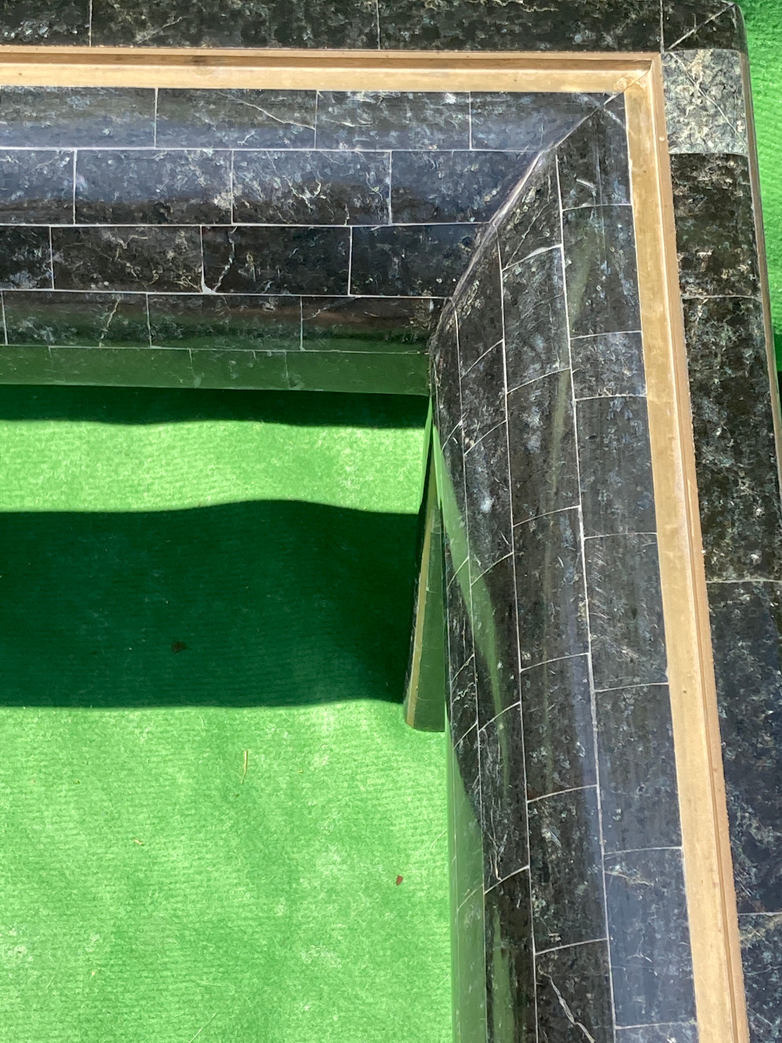 Table basse en pierre noire tesselated par Maitland Smith années 1970