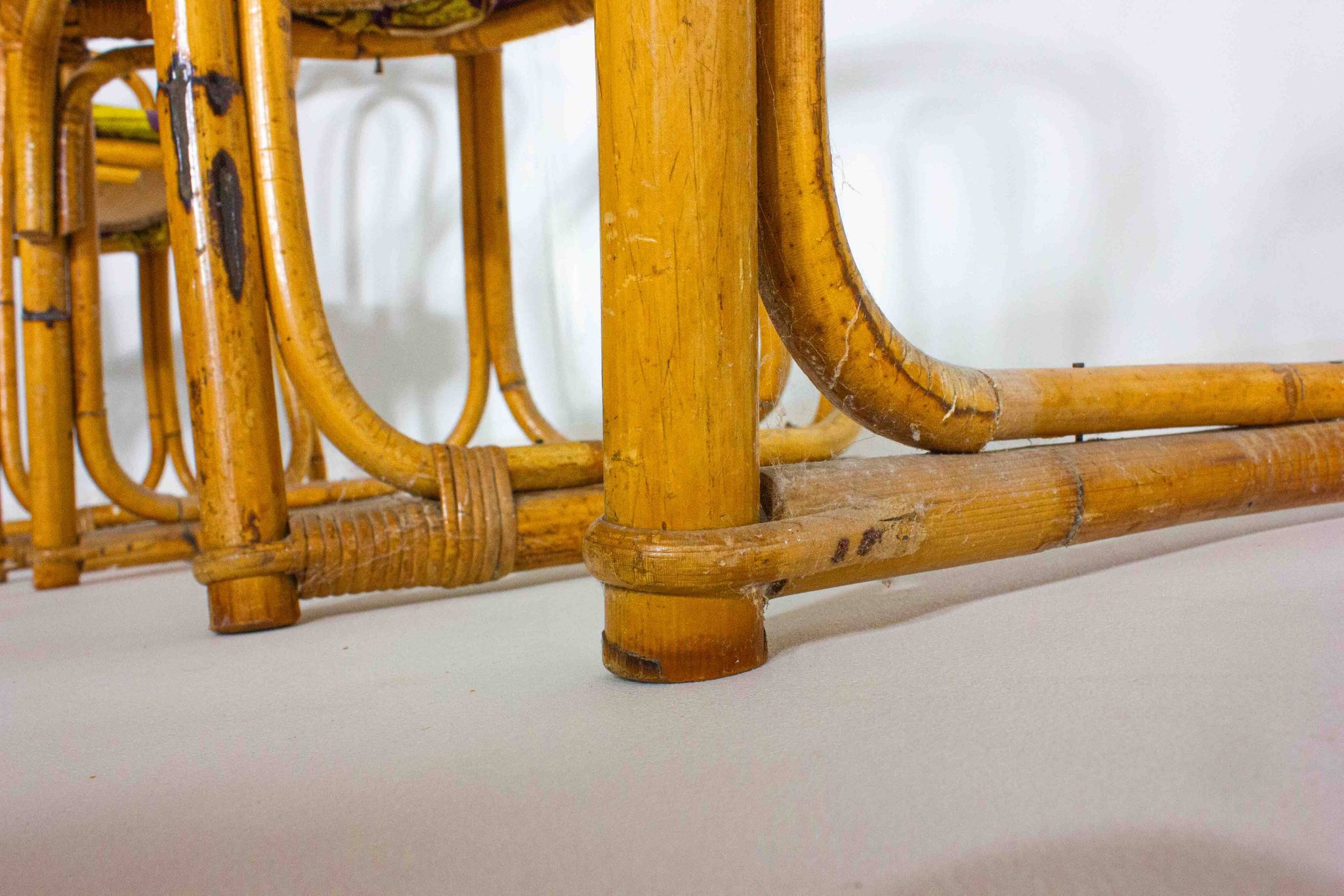 Ensemble funky de cinq chaises en bambou des années 60