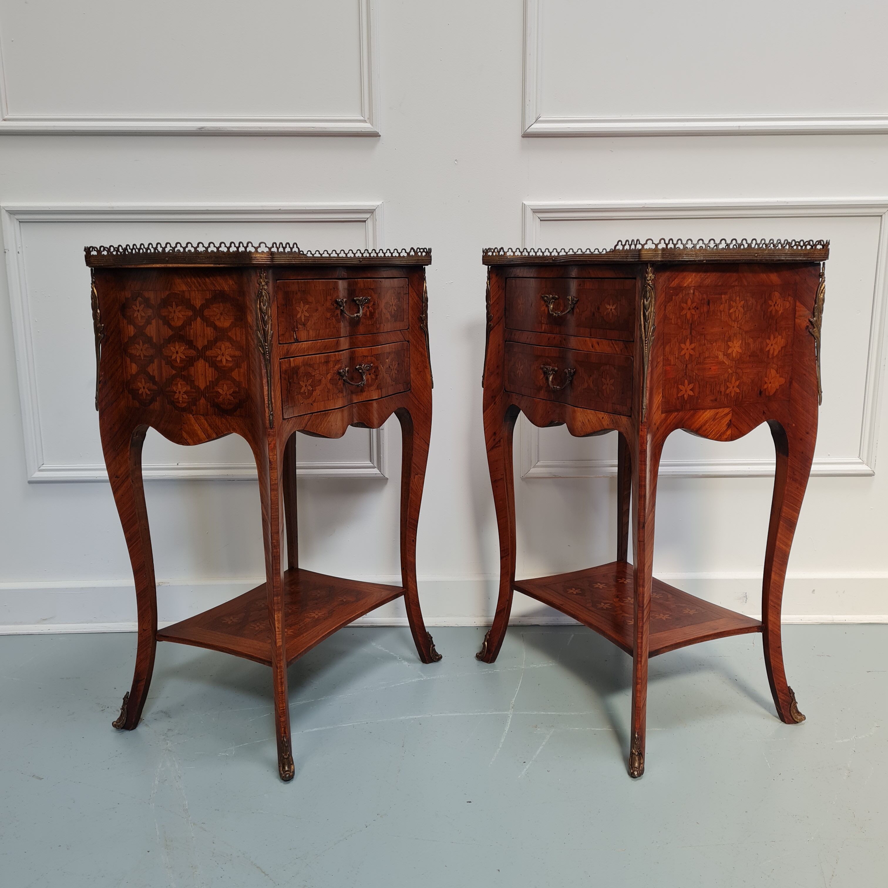 Paire de tables de chevet kingwood c1920