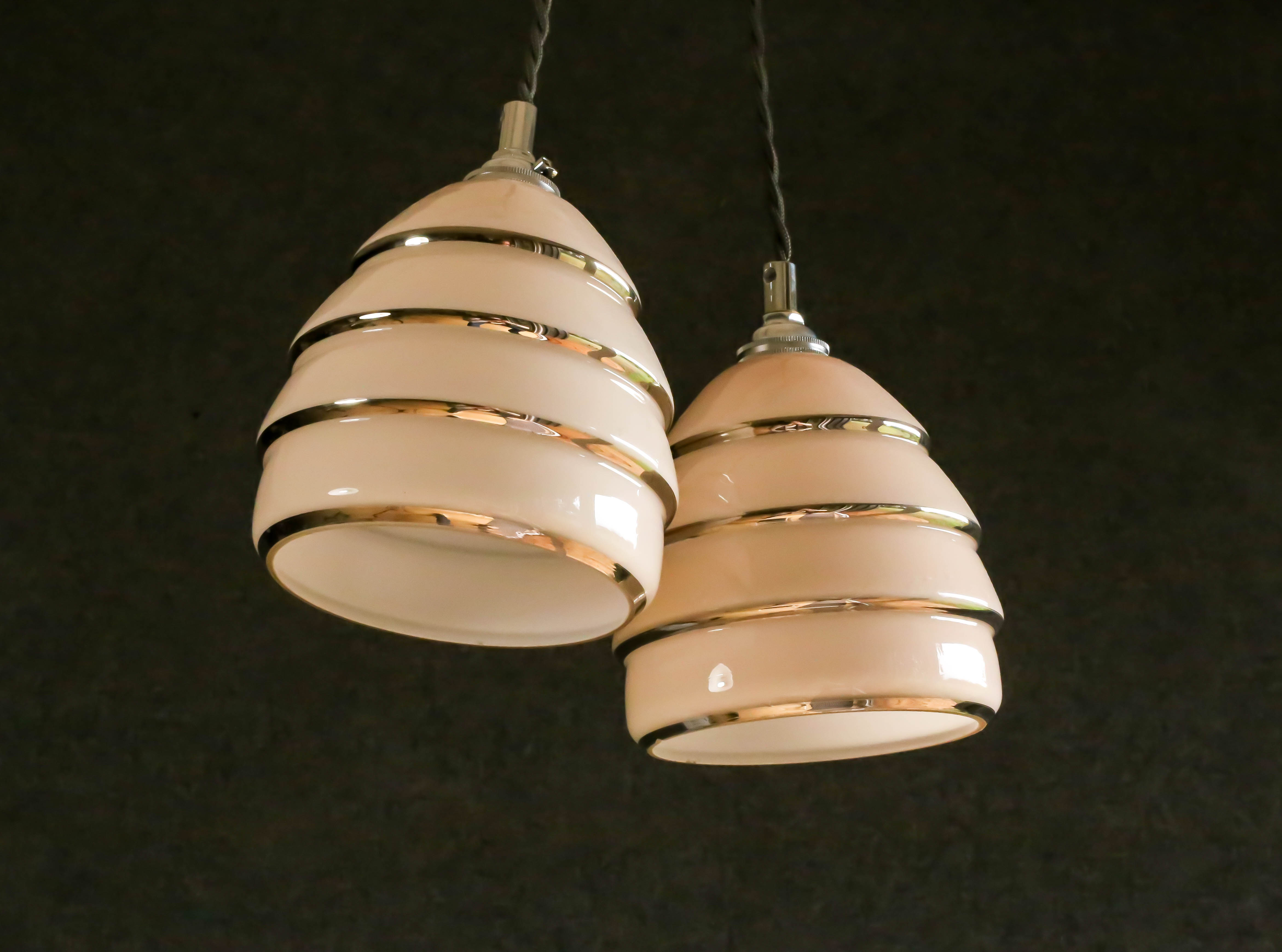 Set of 2 pink glass pendant lamps with silver threads