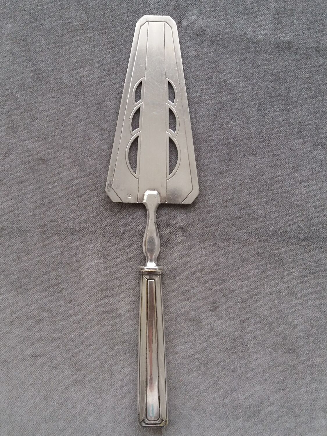 Art deco pie shovel in silver metal