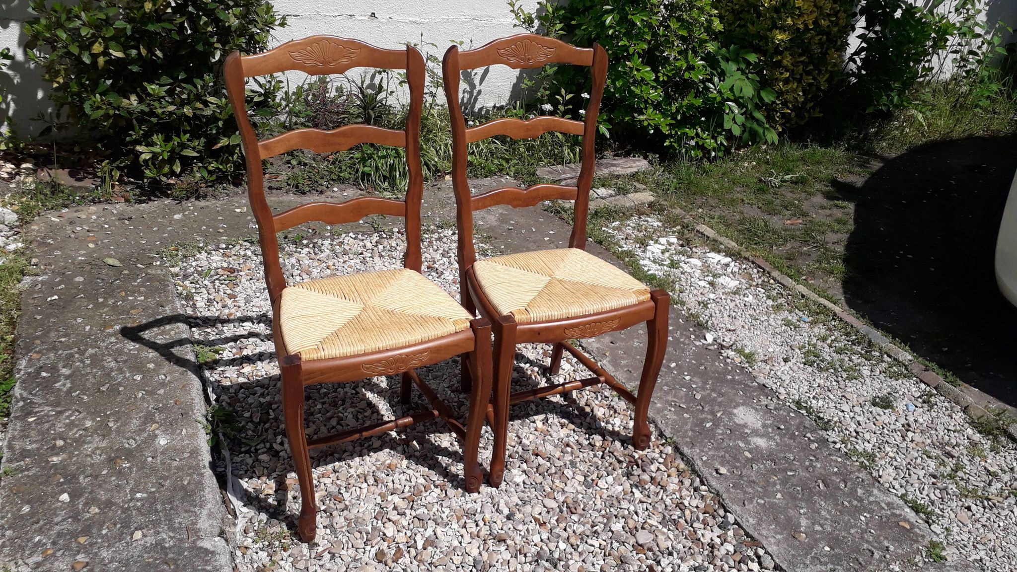 Chaises en bois et paille