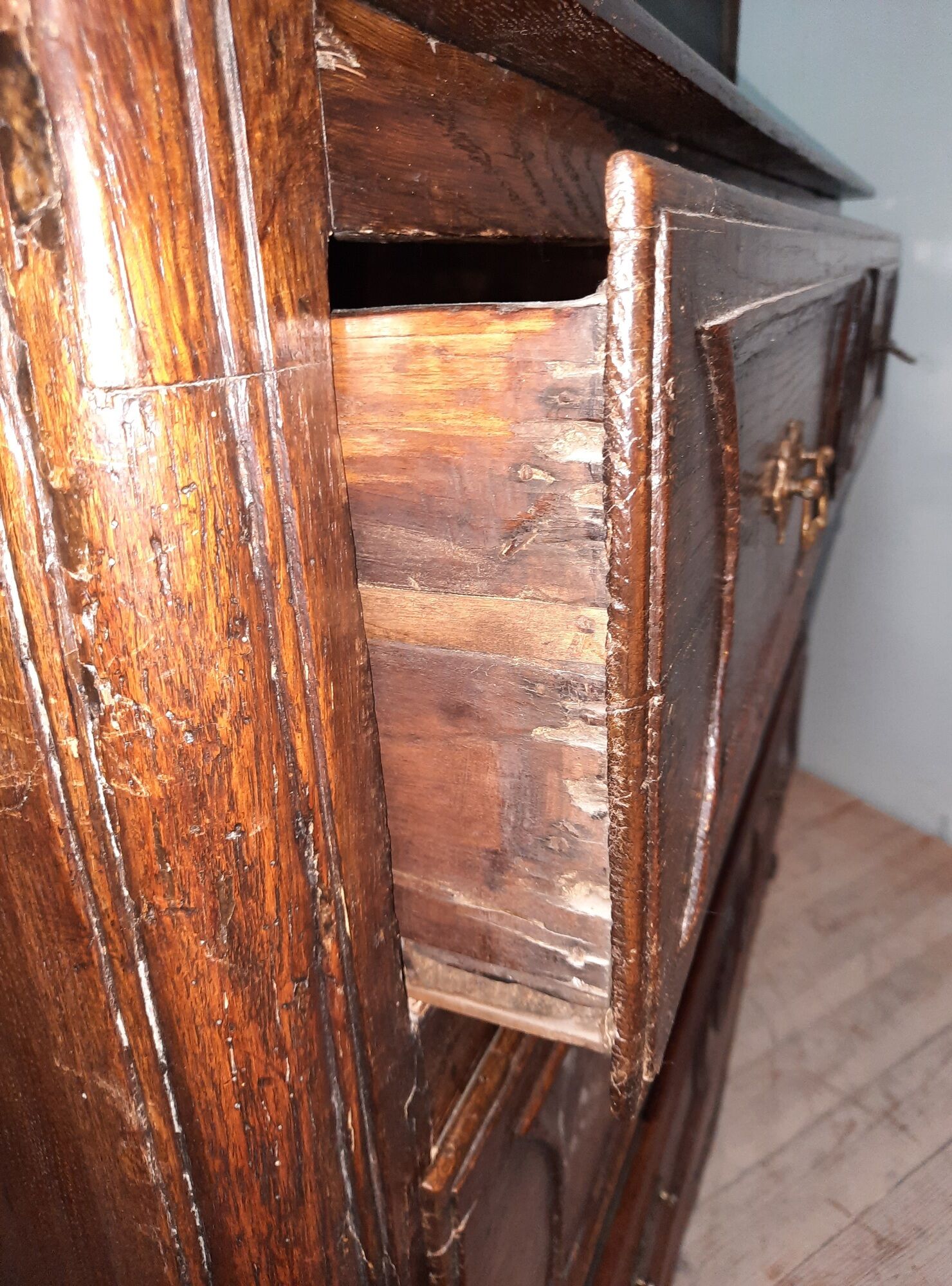 Chest of drawers in solid chene of the eighteenth sawcum