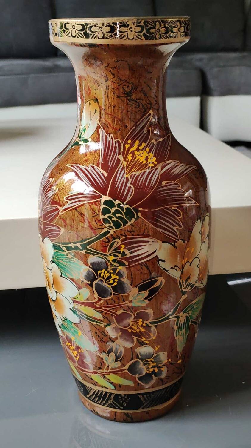 Stylish Chinese/Asian vase. Decor Polychrome floral motifs on a golden background. High 35 cm