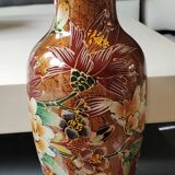Stylish Chinese/Asian vase. Decor Polychrome floral motifs on a golden background. High 35 cm