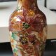 Vase stylé Chinois/Asiatique. Décor Motifs floraux polychromes sur fond mordoré. Haut 35 cm
