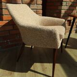 Fauteuils club scandinave bouclé blanc 1960, rénovés, paire de chaises cocktail vintage en bois rembourrés