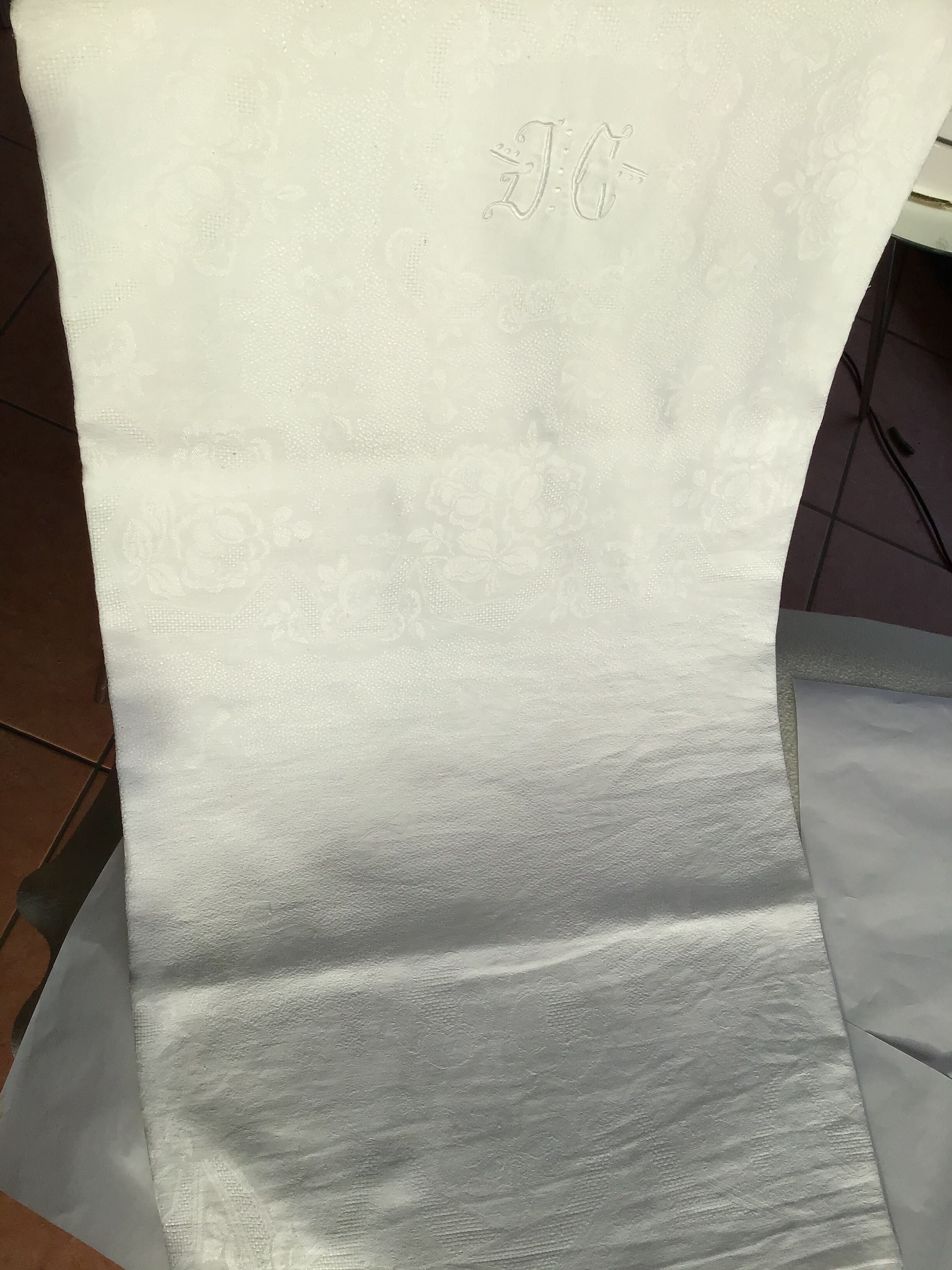 JC damask table embroidered hand 160x144cm