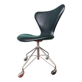 Vintage Arne Jacobsen 3117 Series One  Office Chair in Black Leather