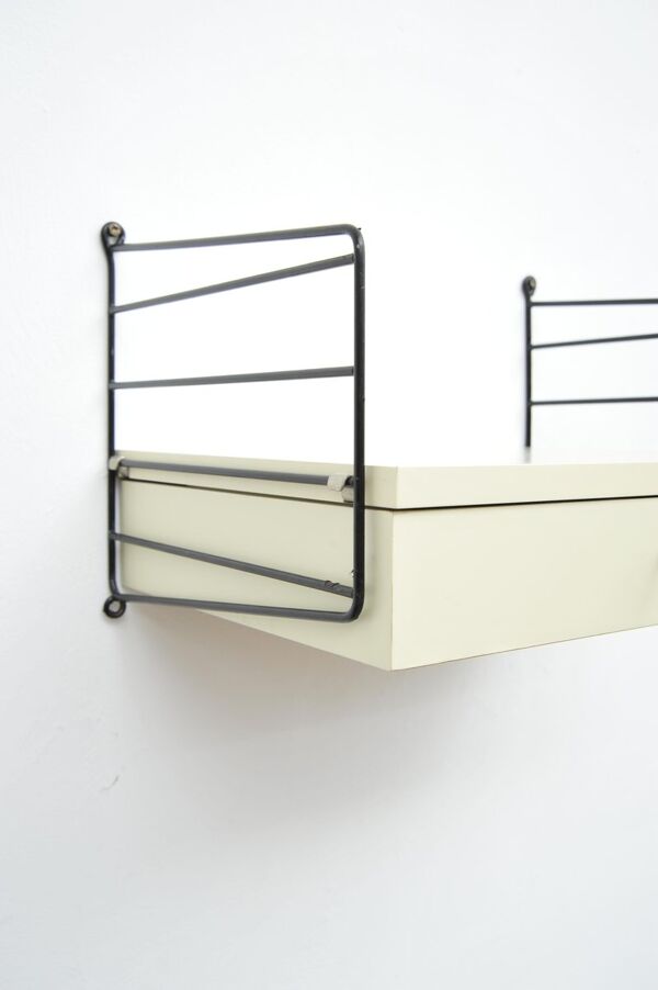 Système d'étagères White String avec élément tiroir et échelles par Kajsa et Nisse Strinning, années 1940.