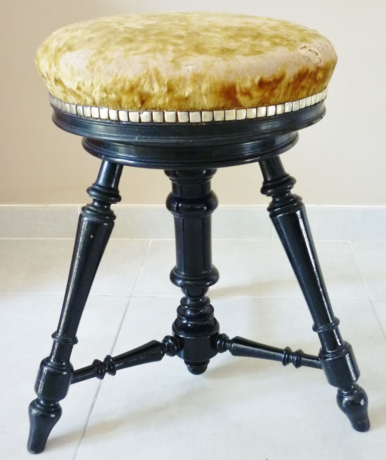 Piano stool of period and style Napoleon III, XIXth, tripod, blackened wood, adjustable