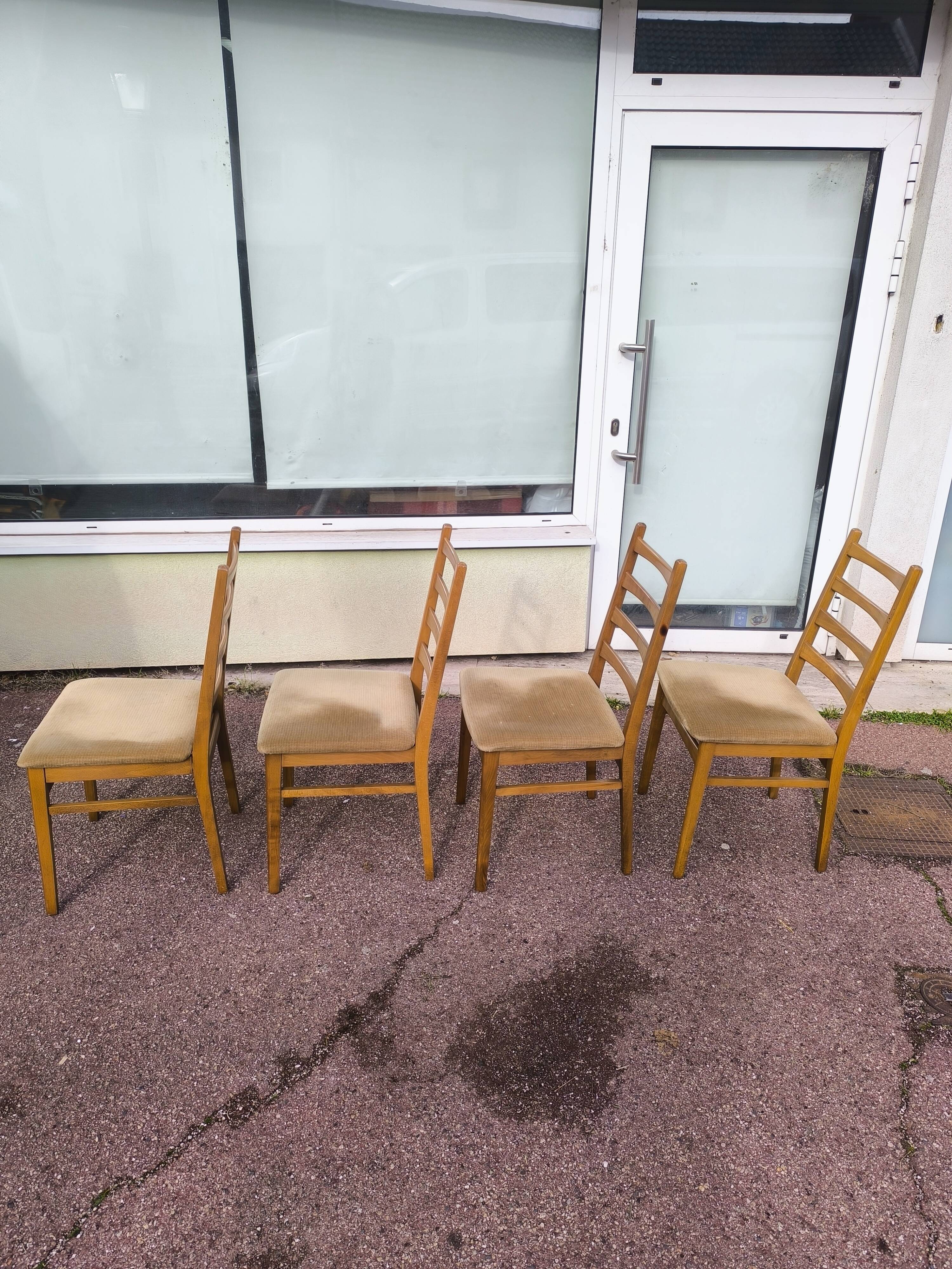 Set of 4 Scandinavian chairs in wood and fabric.