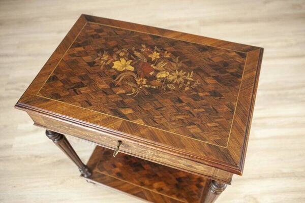 Table d'appoint en acajou et noyer marqueté français du début du 20e siècle, années 1910.