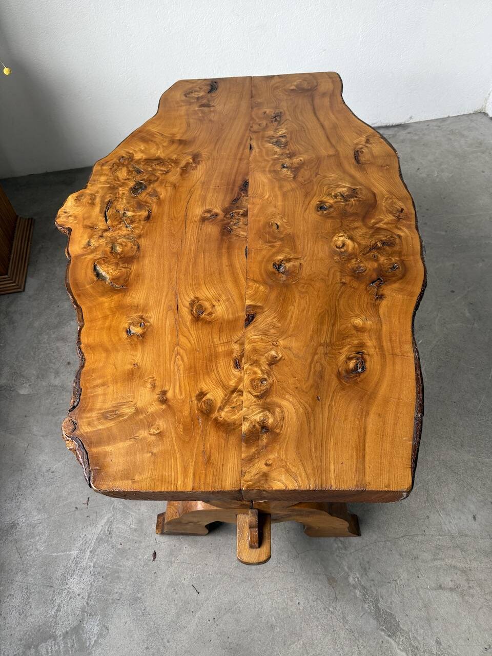 Table artisanale en orme massif, art populaire