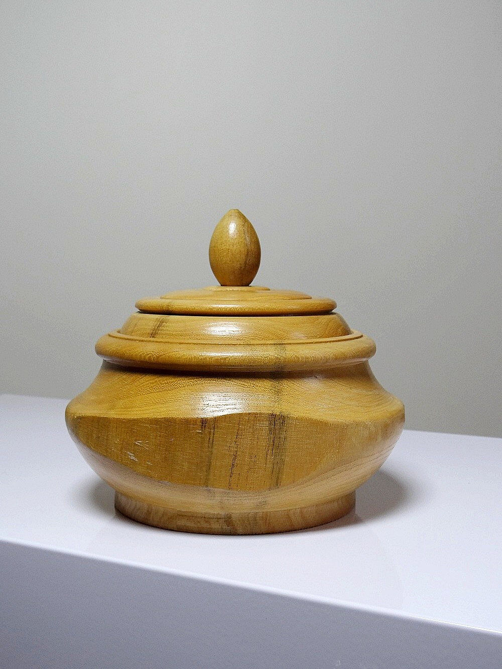 Boîte en bois tourné clair vintage