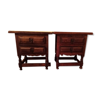 Un lot de deux tables de chevets