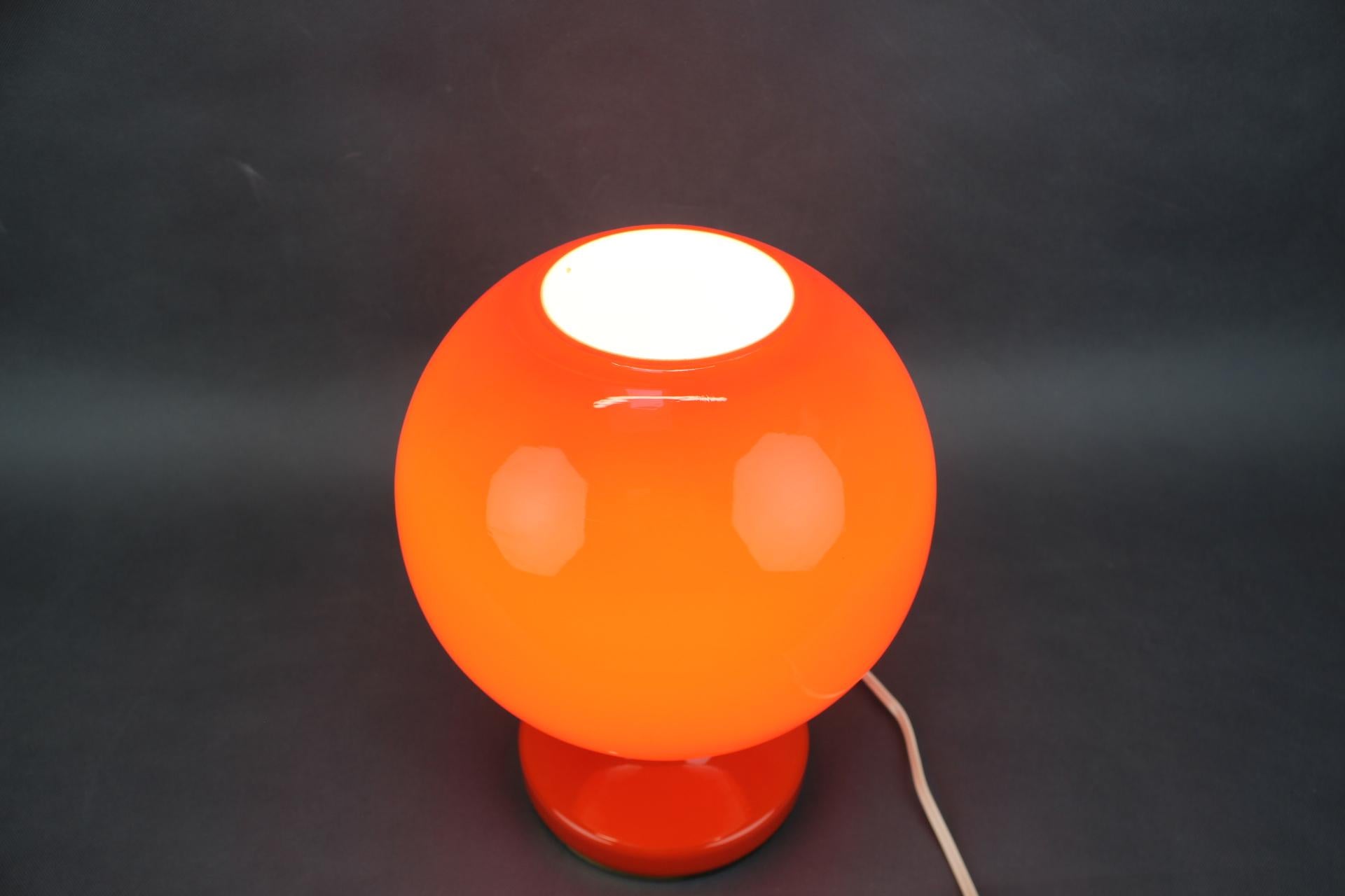 Lampe de table champignon en verre opalin orange tchèque des années 1970