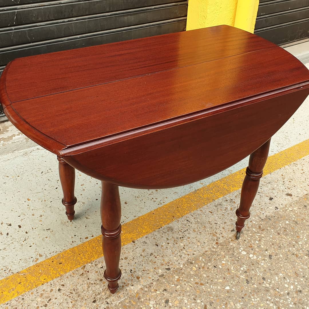Old-pane-top round table in mahogany