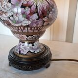 Lampe sur un vase ancien en émail cloisonné à joli décor floral rose