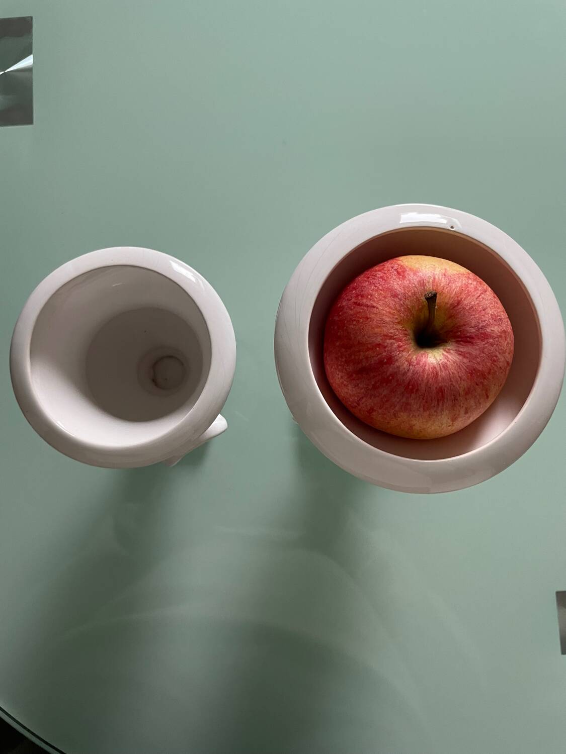 Pair of Medici vases in white ceramic.