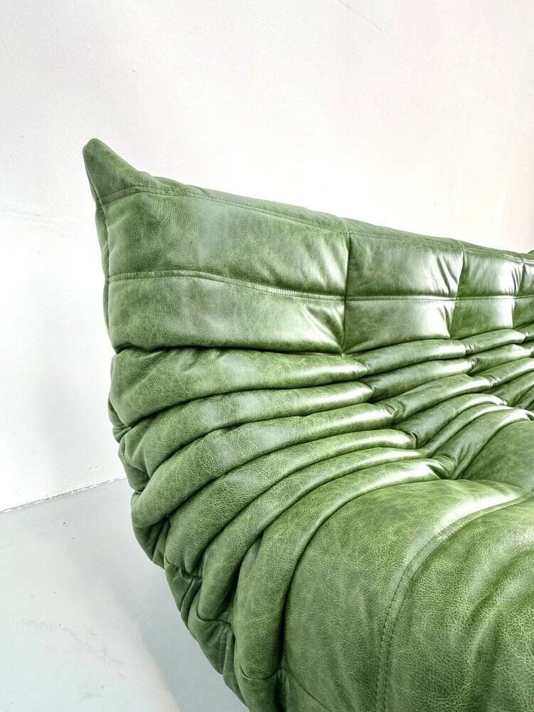 Canapé Togo en cuir vert attribué à Michel Ducaroy pour Ligne Roset.