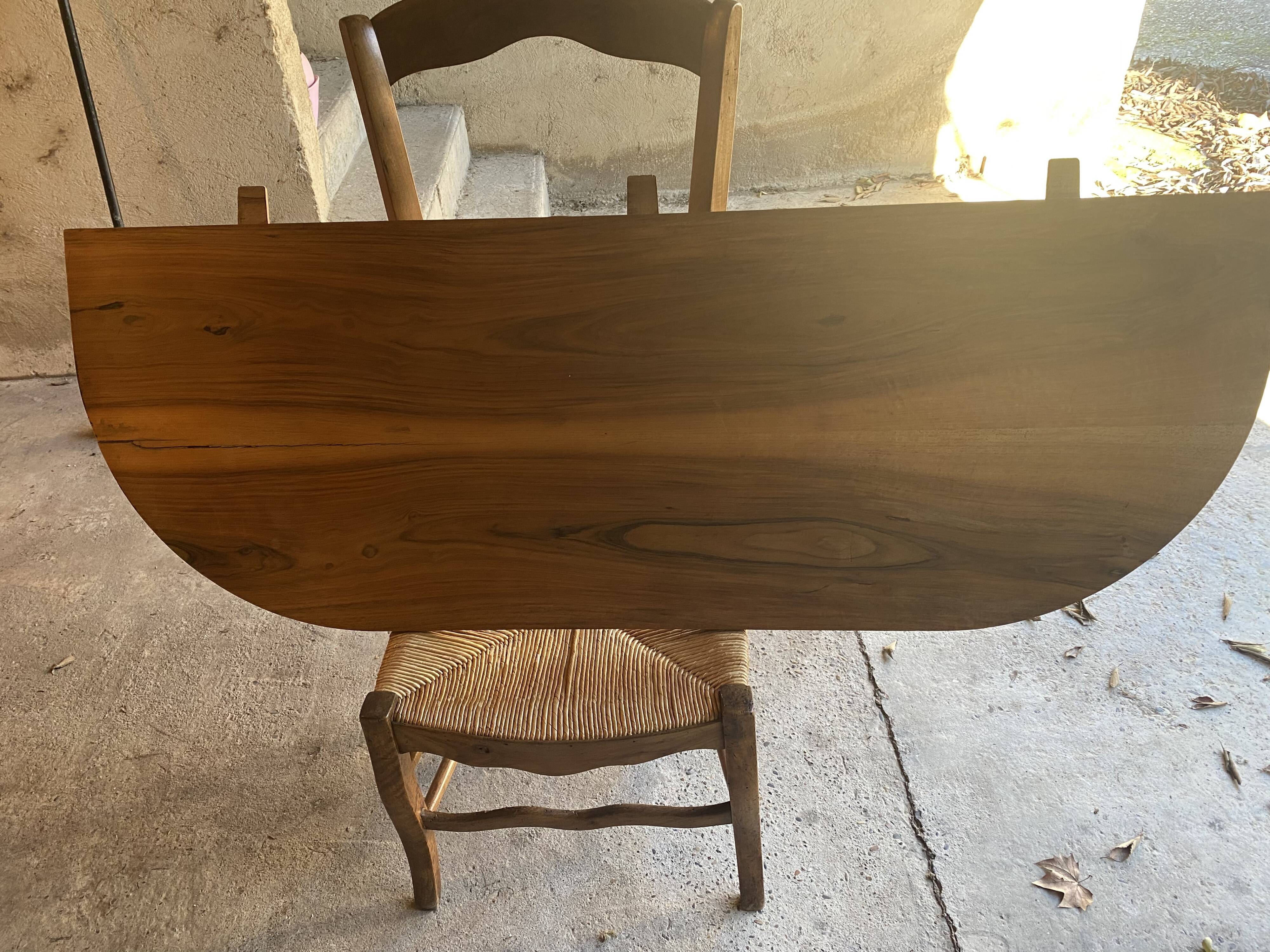 Table ancienne en noyer massif