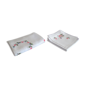 Nappe ajourée et 8 serviettes