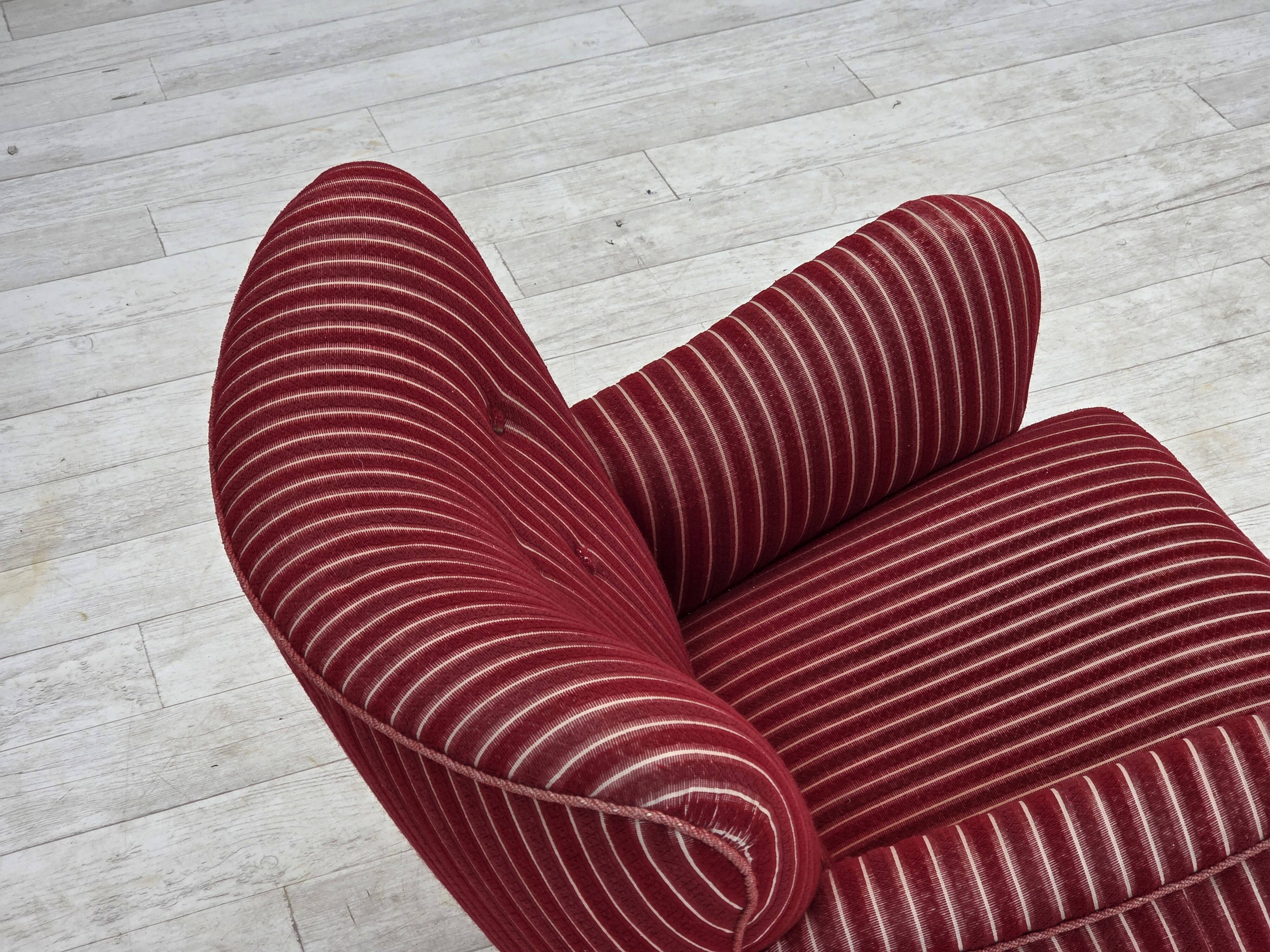 Fauteuil danois des années 1960, en laine de meuble rayée rouge, pieds en bois de chêne.