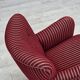 Fauteuil danois des années 1960, en laine de meuble rayée rouge, pieds en bois de chêne.