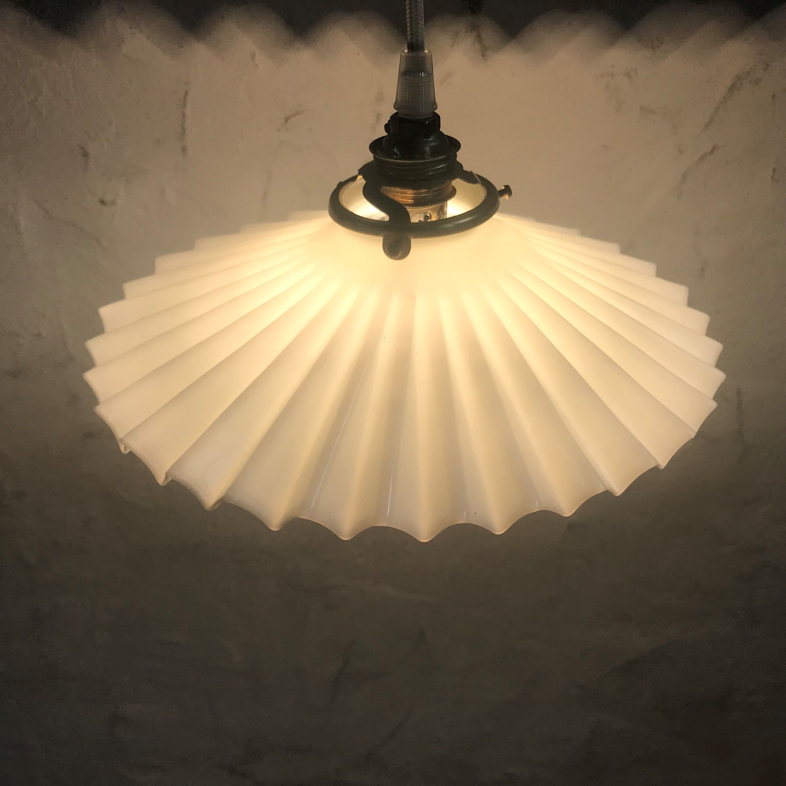 White pleated opaline hanging lamp