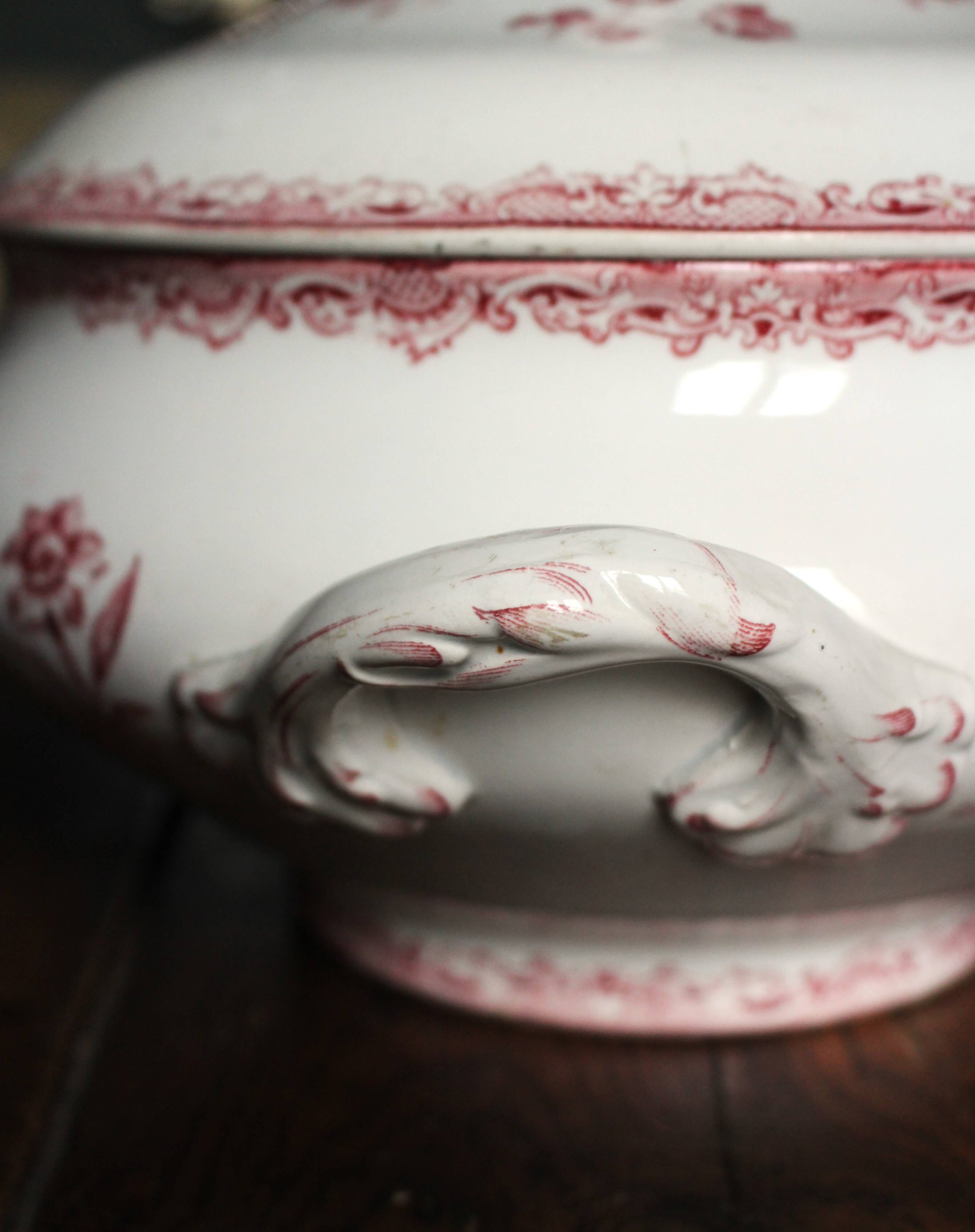 Soupière en terre de fer rose Fontanges Sarreguemines