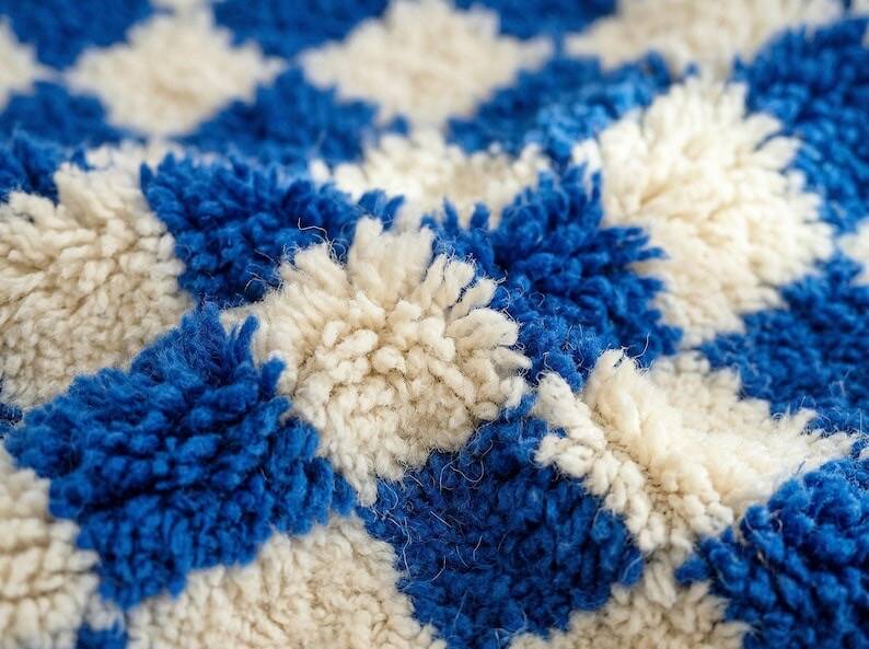 Handmade pure wool Moroccan rug in blue and white, size 1.5/2.5 m.