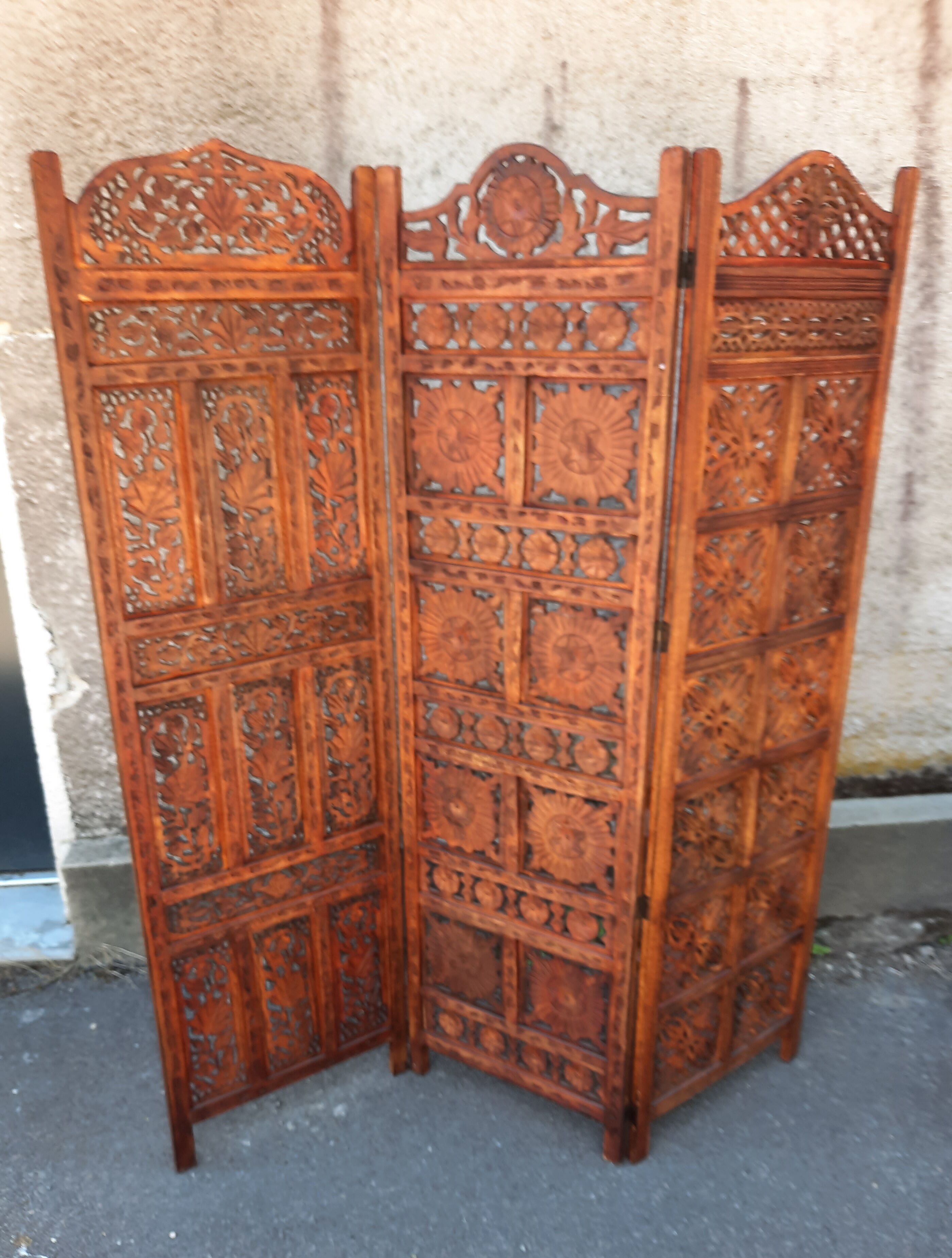 3-leaf screen in cut wood