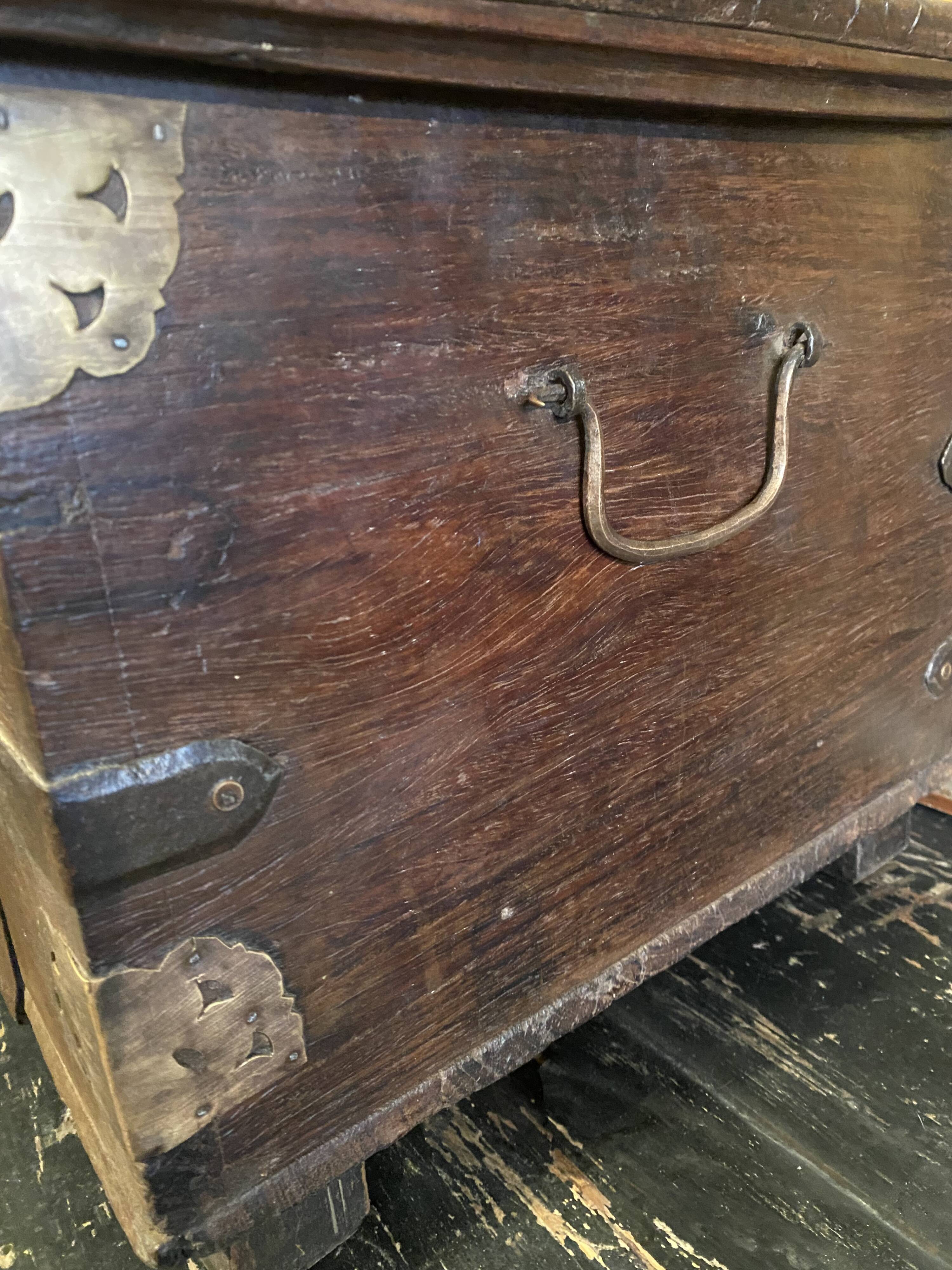 Indian chest in wood and gilded metal
