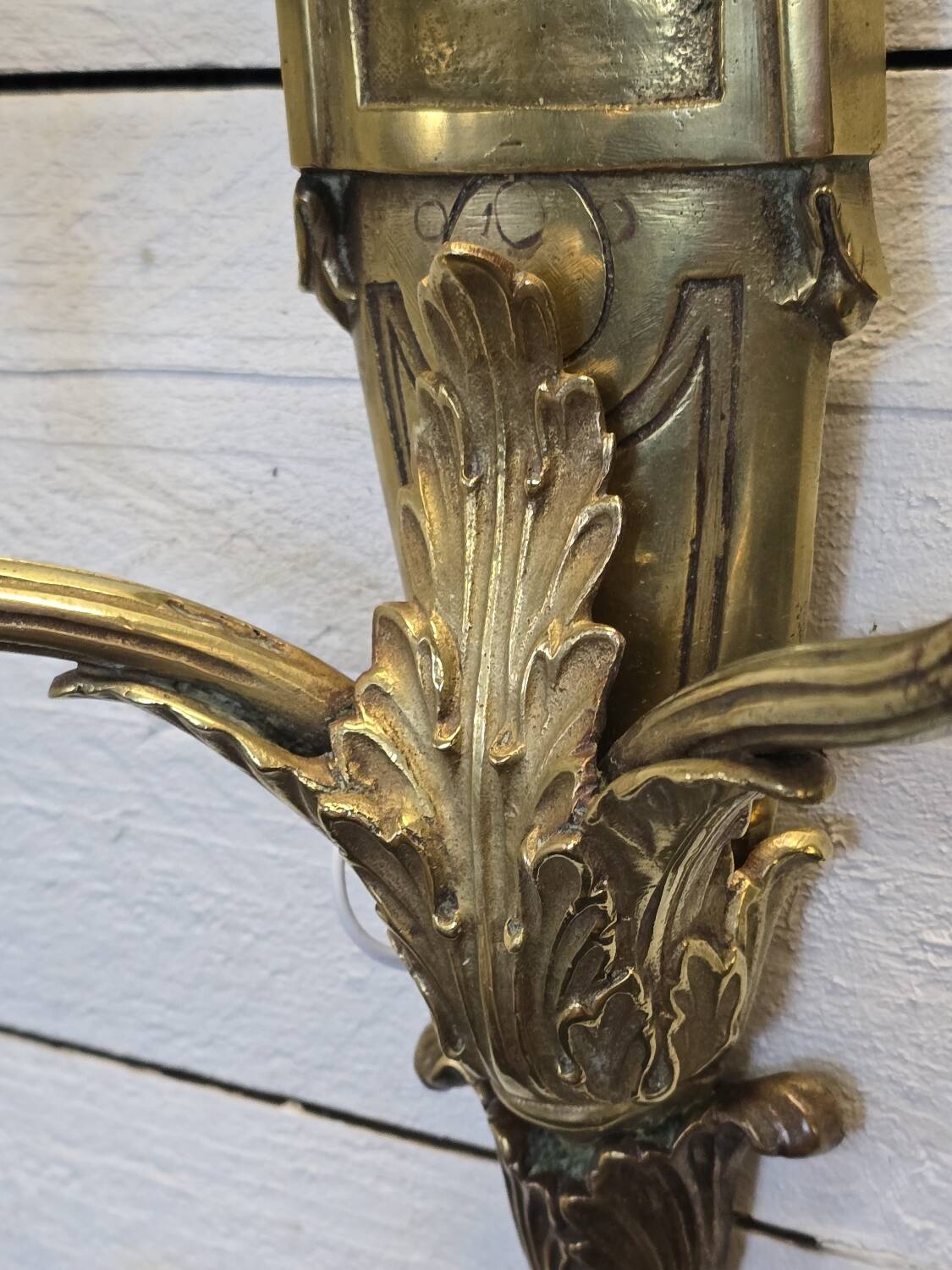 Louis XVI style wall lamp in bronze