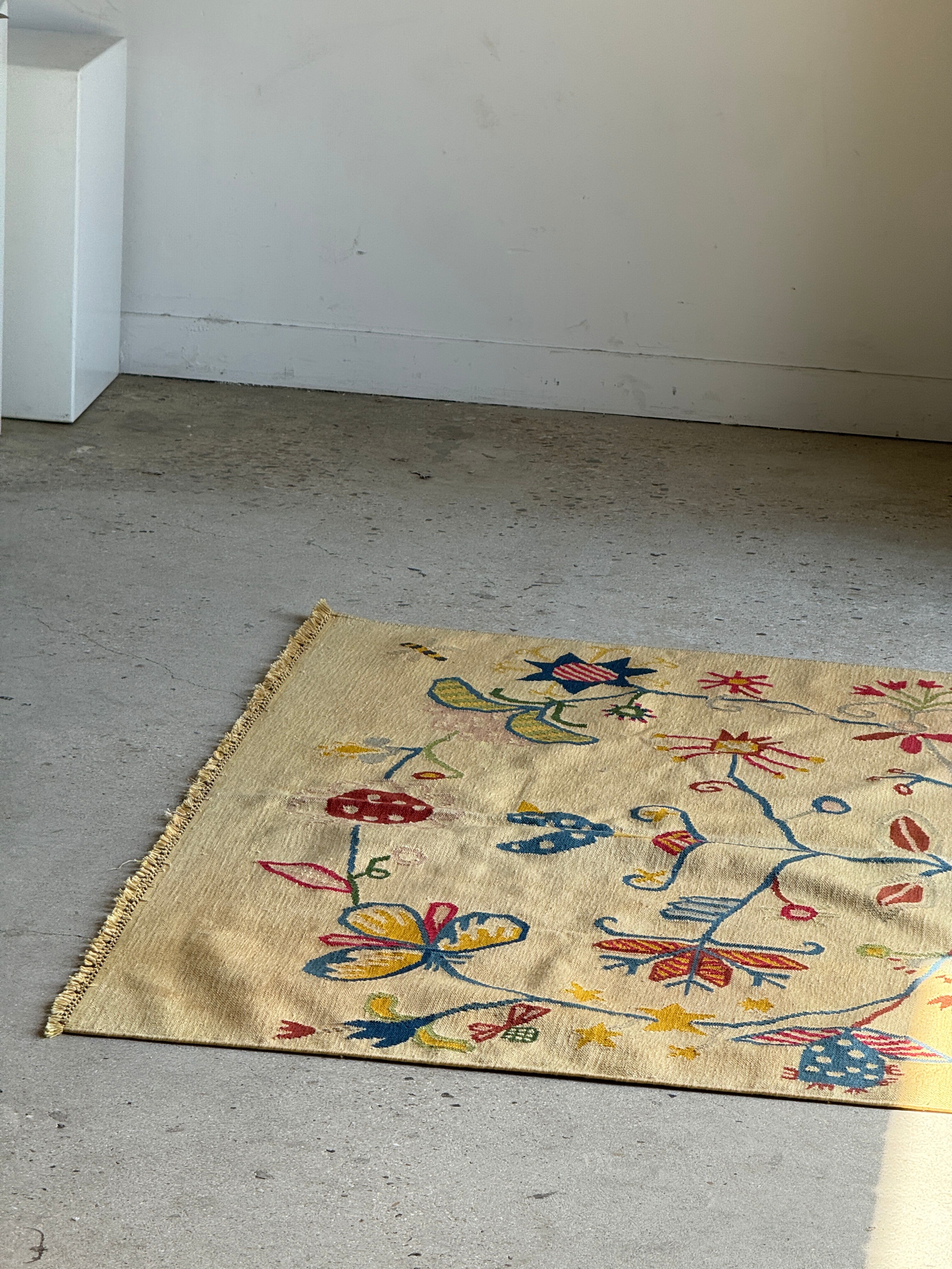 Large beige Indian rug with floral patterns 196x137.