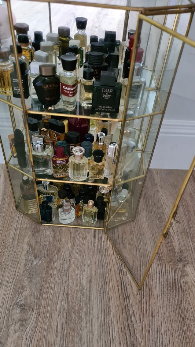 Ancienne vitrine avec 58 miniatures de flacons de parfums